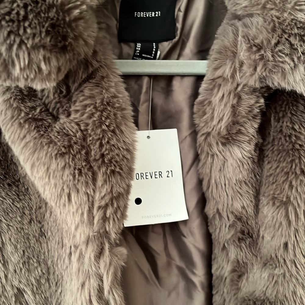 Cropped fur jacket 18” L  17” armpit to armpit - Picture 2 of 3